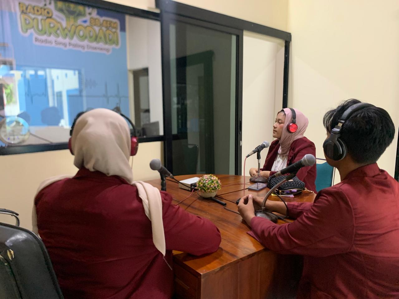 Dokumentasi Tim Pelaksana PPK Ormawa IMM Ahmad Dahlan UNIMUS Bagikan Pengalaman Pemberdayaan Masyarakat Melalui Siaran di Radio Purwodadi FM Kabupaten Grobogan